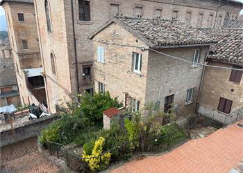 URBINO CENTRO CASA  INDIPENDENTE CON GIARDINO 